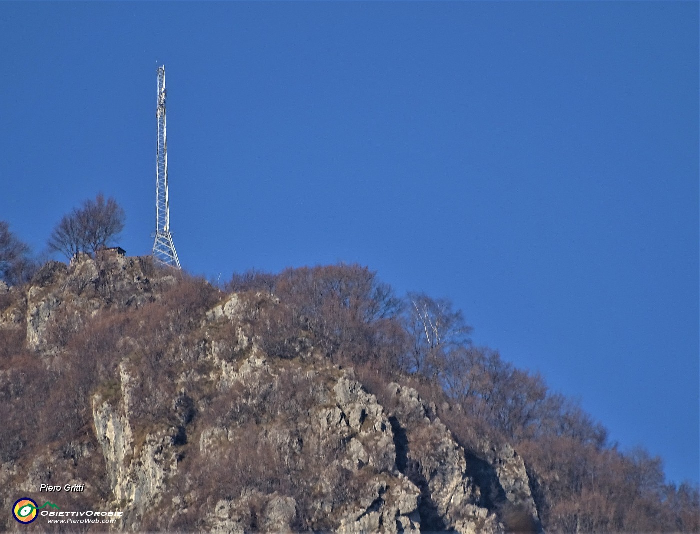 35 Zoom sulla croce del Monte Zucco (1232 M) .JPG